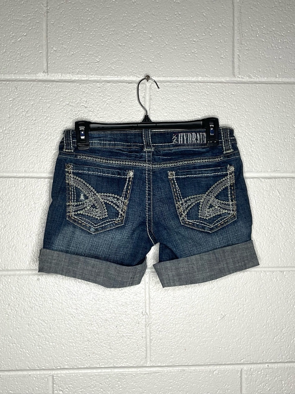 < Y2K Hydraulic Low-Rise Denim Cuffed Shorts Size 3/4 >